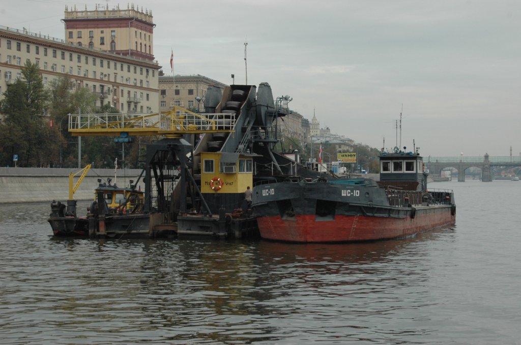 Auf dem Moskaukanal ein Bagger fr das Ausbaggern der Fahrrinne, aufgenommen am 12.09.2010