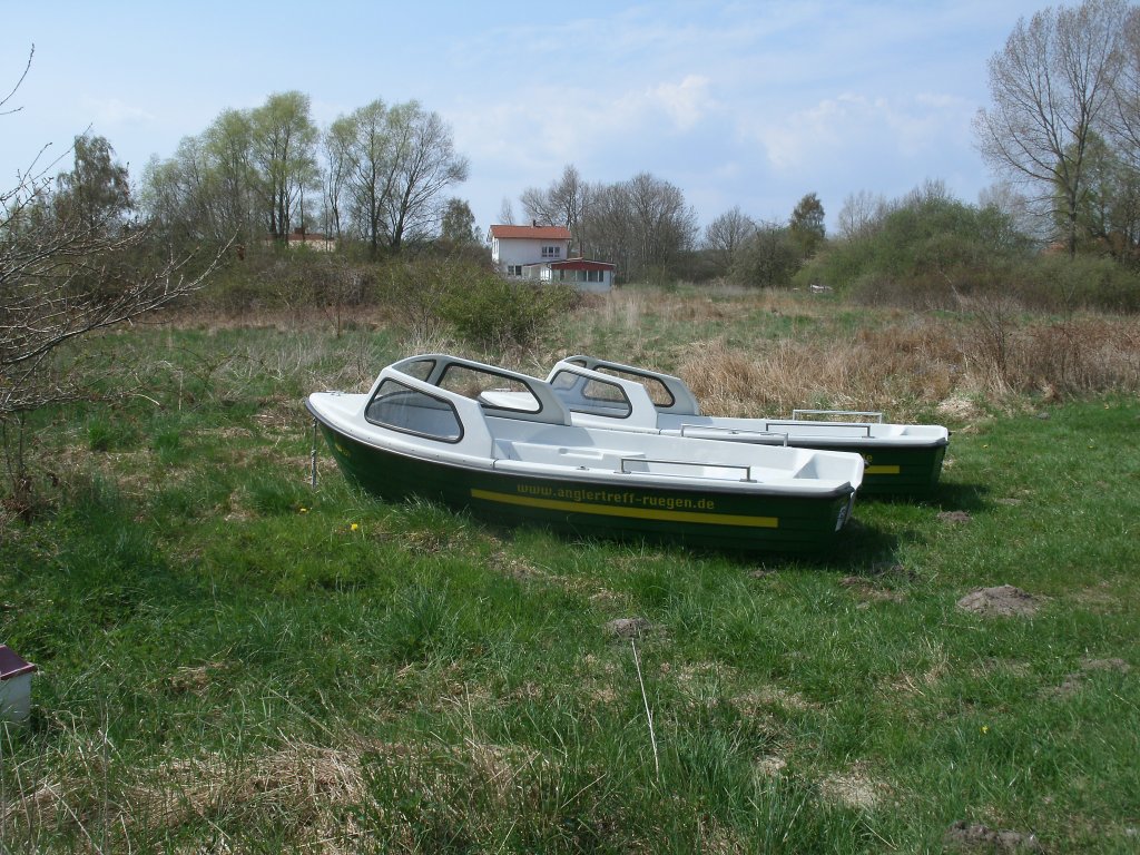 Auf dem Trocknen bei Lietzow lagen diese beiden Motorboote,ohne Motor,am 06.Mai 2013.
