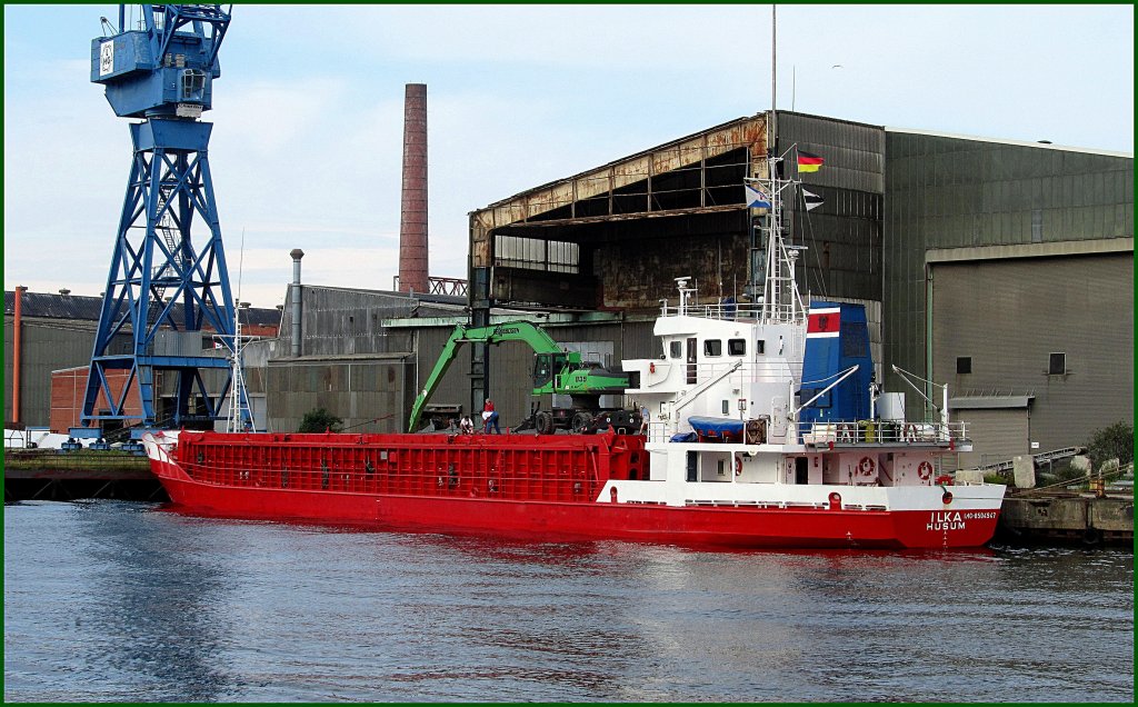 Auf dem Wetterdeck der MS ILKA IMO 8504947 wird der aufgeladene Mobilbagger verzurrt um fr die Fahrt ber die Ostsee gerstet zu sein... Aufgenommen: 02.08.2012