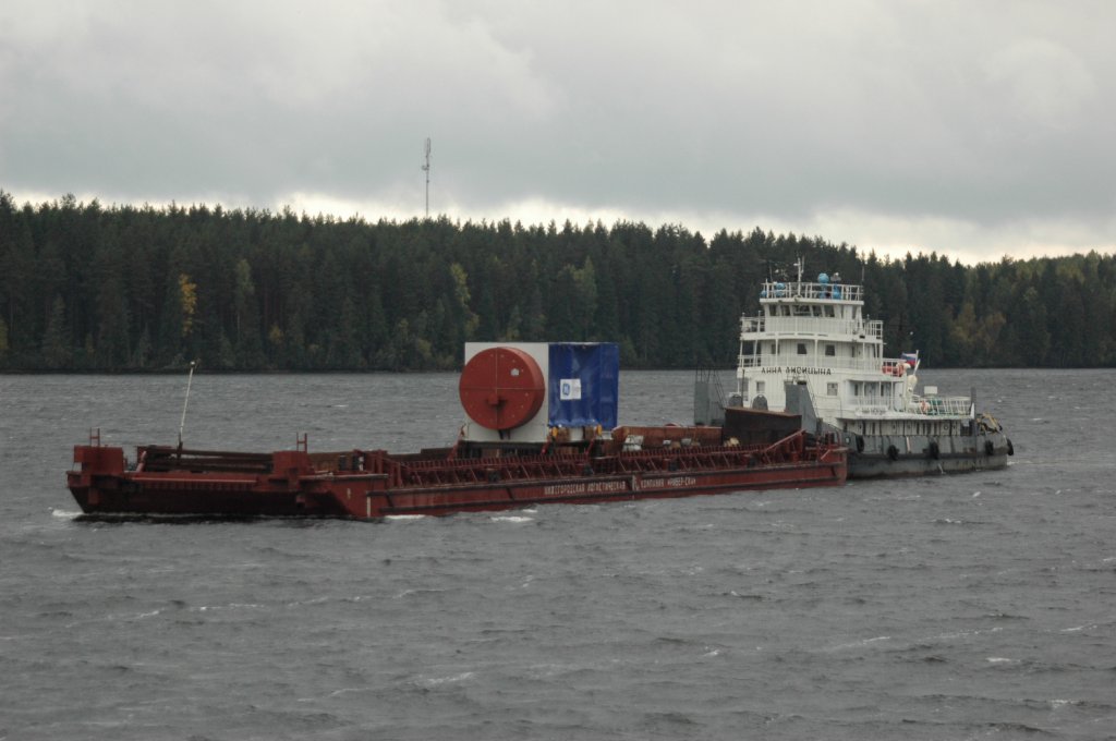 Auf dem Wolga-Ostsee-Kanal bei Kurdjug / Russland kam uns ein Schubschiff mit Spezialfracht am 16.09.2010 entgegen.