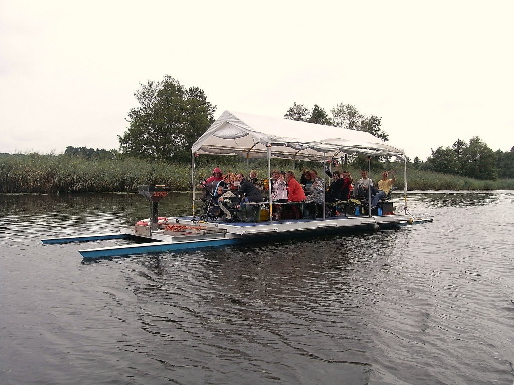 Auf diesem umgebauten Spreewaldkahn kann man eine Ausflugsparty der besonderen Art geniessen. Angetrieben durch eigene Muskelkraft mssen die hinten sitzenden Personen krftig in die Pedale treten.
Wer Hunger hat kann sich am mitfahrenden Grill bedienen.
Das Fahrzeug kann man in der Nhe von Rostock auf der Warnow sehen und ausleihen.
