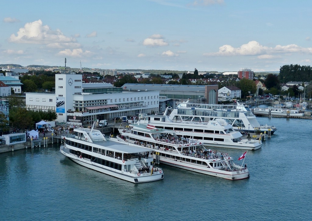 Aufnahme vom Aussichtsturm welcher in der Hafeneinfahrt in Friedrichshafen steht auf die Schiffsanegestelle. Im Vordergrund die MS  Lindau , daneben das zur Abfahrt bereite MS  Vorarlberg , desweiteren die MS  Graff Zeppelin  und zu letzt die Autofhre  Euregia  die spter mit einer Geselllschaft zu einer Party Reise starten wird. 15.09.2012