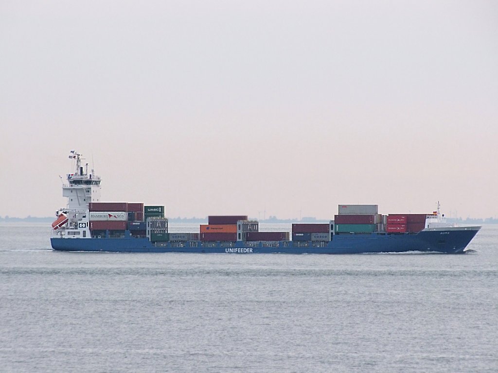 Aura (IMO-9287716;L=137;B=22m) shippert schon Frhmorgens bei Cuxhaven Elbaufwrts;090825 