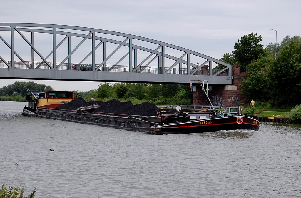 Aus Richtung Lohnde zum Nordhafen Hannover fahrend, passiert hier der Frachter Alfons die Brcke zwischen Havelse und Alt Garbsen am 9 Juli 2011.