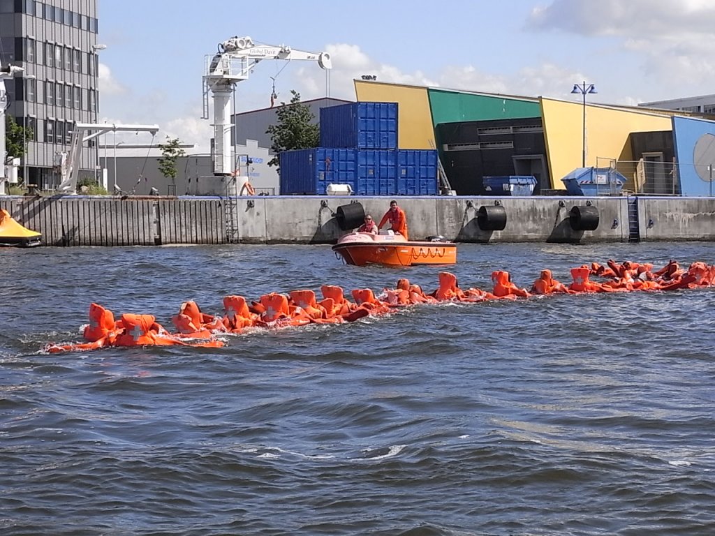 Ausbildung im AFZ Rostock, die Azubis  kmpfen  in berlebensanzgen um ihr Leben. Sie ben den Zusammenhalt und sollen gemeinsam das Rettungsfloss erreichen. Die Ausbilder fahren mit dem kleinen Boot um die  Ertrinkenden  herum und versuchen mit den erzeugten Wellen alles so real wie mglich aussehen zu lassen.    