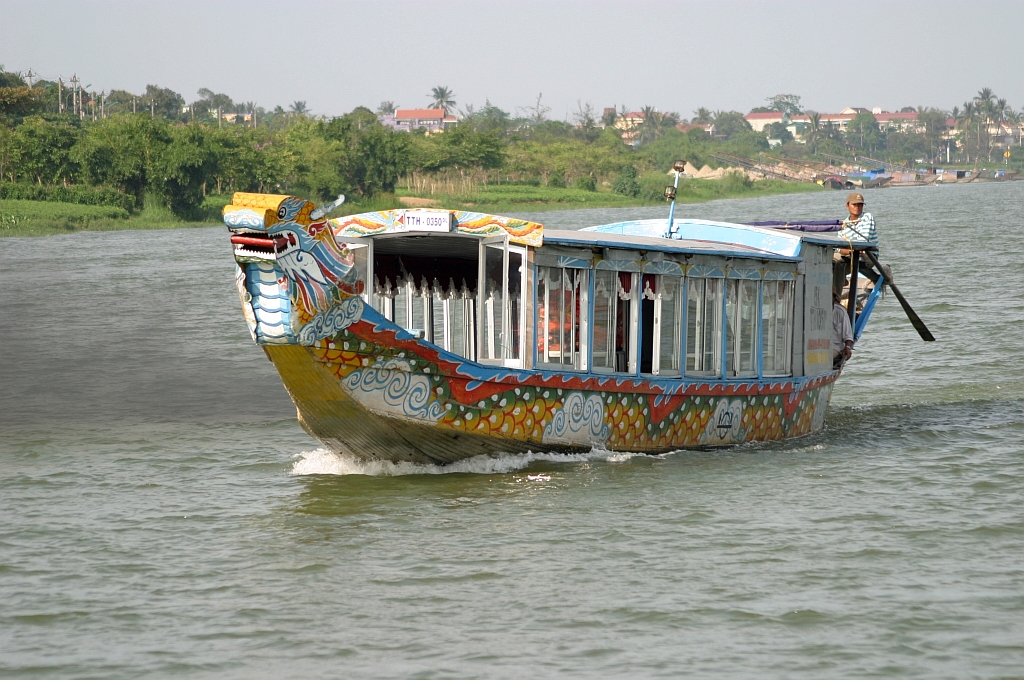 Ausflugsboot mit Reg.Nr. TTH 0350 DL auf dem Parfmflu in Hue am 18.Mai 2008.