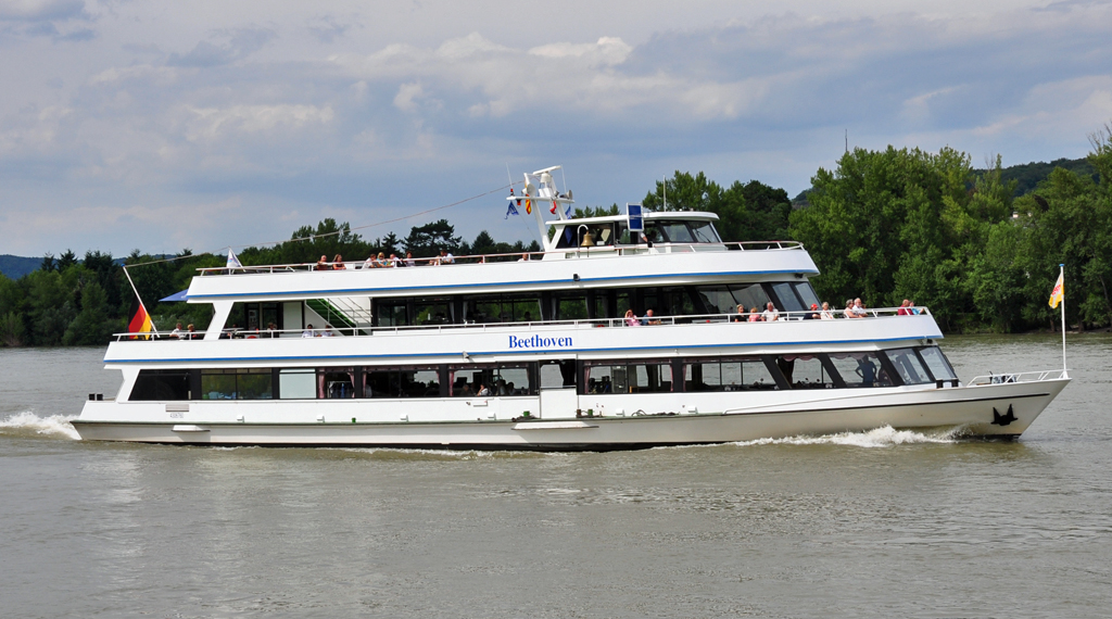 Ausflugsschiff  MS Beethoven  der BPS (Bonner-Personen-Schiffahrt), Baujahr 1990,  auf dem Rhein bei Remagen - 10.08.2010