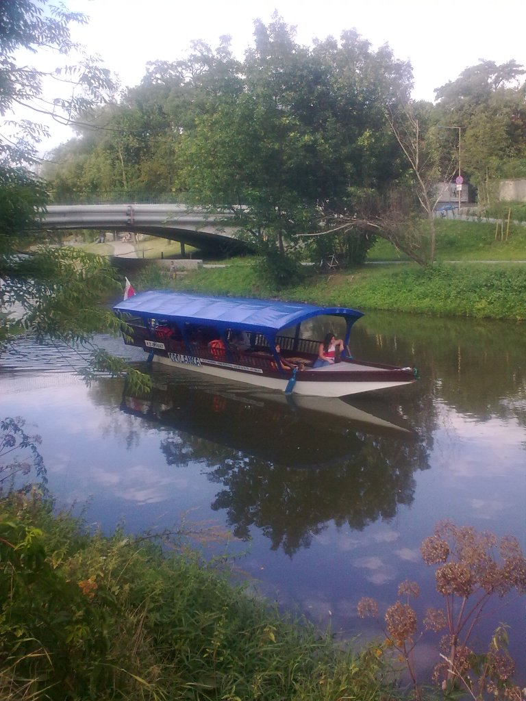 Ausflugsschiff Opolanka auf dem Mhlgraben, einem Nebenarm der Oder in der Innenstadt von Oppeln (Opole) in Oberschlesien im Herbst 2012