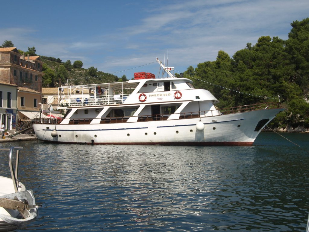 Ausflugsschiff Paxos Star der Britannia Cruises im Hafen vom Gajos auf der Insel Paxos.
aufgenommen 04.10.2010