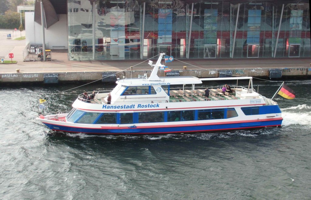 Ausflugsschiff in Rostock Warnemmnde im Oktober 2010 vor dem Kreuzfahrt Pier 7.