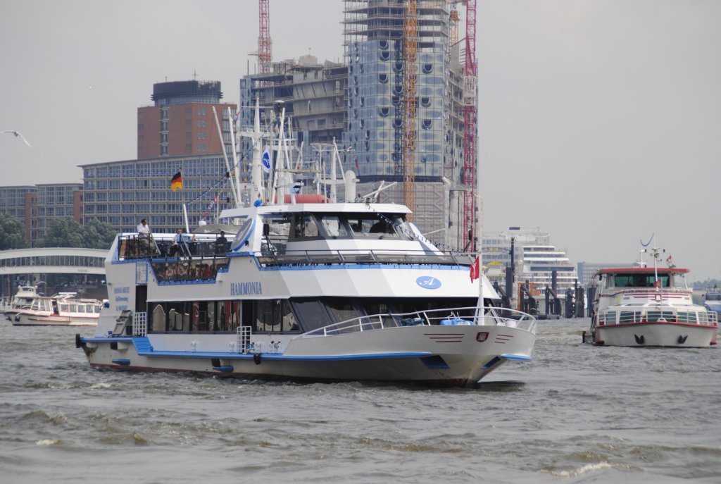 Ausflugsschift  Die Hammovia , auf Fahrt im Hambuger Hafen, am 01.08.2010.