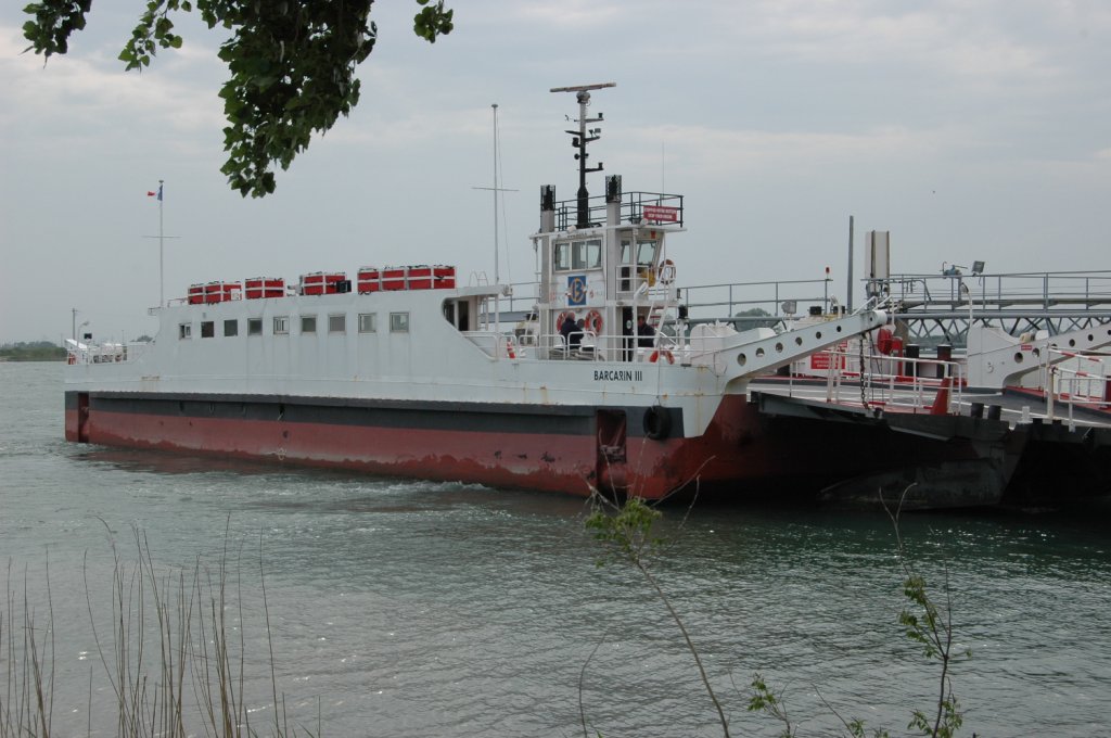 Autofhre ber die Rhne bei Port-Saint-Louis-Du-Rhne/Frankreich selbst benutzt am 01.05.2010