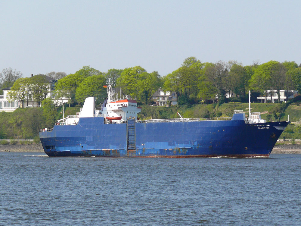 Autotransporter VALENTIA, Monrovia/Liberia (IMO-Nr. 8206533) L:89m  B:19m auf der Elbe in Hamburg einlaufend vor Blankenese; Finkenwerder, 16.04.2009