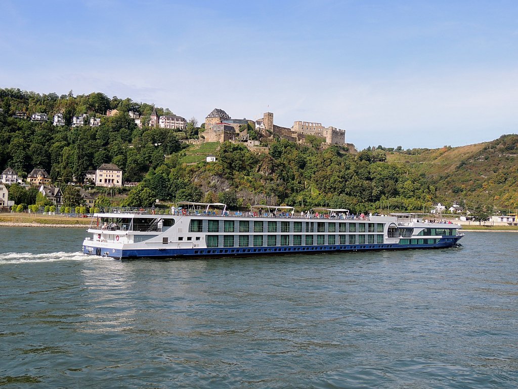 AVALON-LUMINARY(02332637; L=110; B=11,4mtr; 2x1014PS; 138Passagiere; Bj.2010) passiert Burg Rheinfels bei St.Goar; 120828