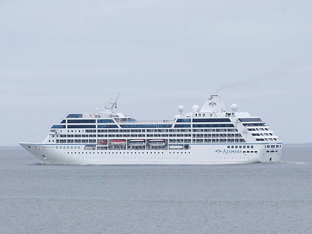 Azamara-Journey (IMO-9200940;L=180;B=30mtr)steuert in den spten Nachmittagsstunden bei Cuxhaven Richtung Nordsee;090831 