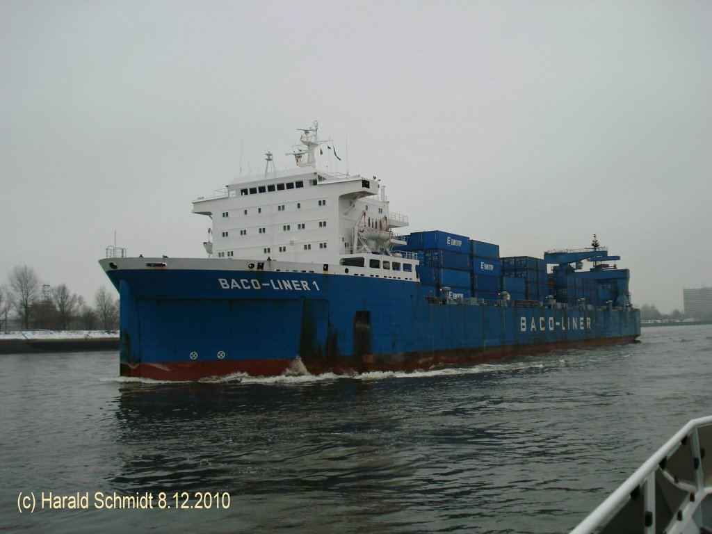BACO LINER 1  IMO 7812115 am 8.12.2010 einlaufend Hamburg, vor dem Bubendeyufer /
BRZ 22345 / La. 205m, B 28,5m, Tg. 6,65m / 15 kn / 12 Leichter (24x9,5x4,1m, 800 t) im Raum, 652 TEU an Deck / Thyssen Nordseewerke GmbH, 1979 / Monrovia, Liberia /
(nachfolgend aus Wikipedia)
Anders als bei Lash-Carriern, die spezielle, schwimmfhige Leichter an Deck laden knnen, oder Dockschiffen, deren Rume nach oben offen sind bzw. deren Luken nach der Beladung nicht dauerhaft mit Lukendeckeln verschlossen werden mssen, sind die Rume der Baco-Liner fest umbaut. Die Beladung erfolgt ber Bugpforten. Damit schwimmende Ladung in die Rume eingeschwommen werden kann, knnen die Schiffe durch das Fluten von Ballasttanks abgesenkt werden. Zustzlich zu den zum Transportsystem Baco-Liner gehrenden Leichtern, kann in den Rumen auch andere schwimmende Ladung befrdert werden, sofern die Raumabmessungen nicht berschritten werden.
Zustzlich knnen an Deck der Schiffe max. 652 TEU in vier Lagen gestaut werden. Die Schiffe verfgen ber einen bordeigenen Ladekran, der 40 t heben kann.
Das Baco-Liner System ist konzipiert fr westafrikanische Hfen. Aufgrund der Mglichkeit, die Schiffe autark zu beladen und zu lschen (dies kann auch auerhalb von Hafenanlagen, z. B. auf Reede oder in Flussmndungen geschehen), sind die Schiffe von berfllungen in den westafrikanischen Hfen, die oft zu einer Verzgerung in der Abfertigung im Hafen fhren, nur wenig bis gar nicht betroffen. Die Leichter, die in den Lade- und Lschhfen verbleiben, knnen beladen bzw. gelscht werden, wenn das Mutterschiff, der Baco-Liner, den Hafen bereits wieder verlassen hat.

