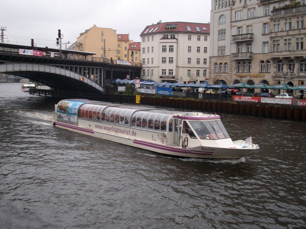  Brliner  am 16.Oktober 2010 am Bahnhof Berlin Friedrichstrae.