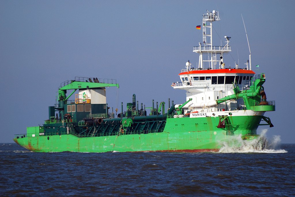 Bagger Marieke IMO-Nummer:9360714 Flagge:Luxemburg Länge:98.0m Breite:22.0m Baujahr:2006 Bauwerft:IHC Holland Beaver Dredgers,Sliedrecht Niederlande am 10.10.10 vor Cuxhaven.