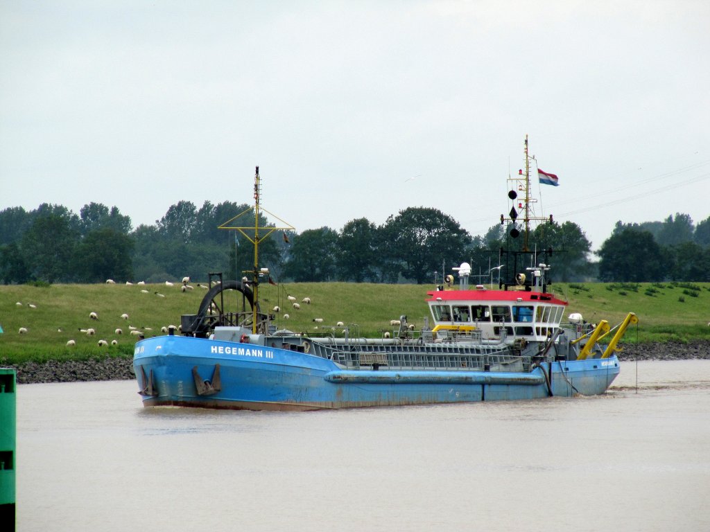 Baggerschiff Hegemann III , 7739662 , 70 x 11 , am 31.05.2011 auf der Ems vor dem Papenburger Vorhafen beim Arbeiten. 