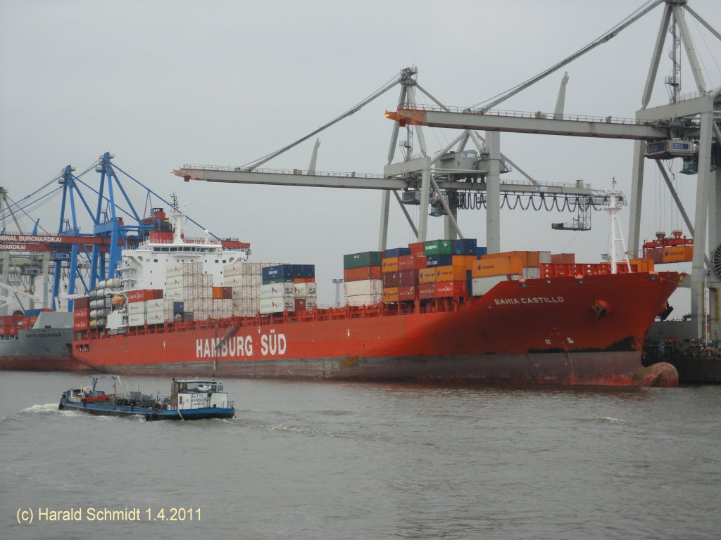 BAHIA CASTILLO  IMO 9362401 am 1.4.2011 in Hamburg beim Laden am Athabaskakai
Containerschiff / La: 254,07 m, B: 32,2 m, Tg.max.: 12,4 m / GT: 41483 / 1x 8-Zyl.-Diesel, 26160 kW, 22,4 kn / TEU: 3630 / 2007 bei Daewoo Shipbuilding & Marine Engineering Co.Ltd., Okpo / 
