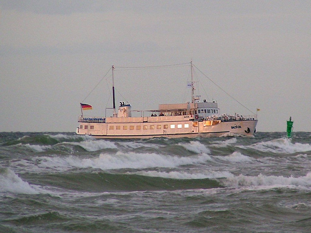 BALTICA steuert nach einer Minikreuzfahrt am Abend wieder den Hafen von Warnemnde an;070826