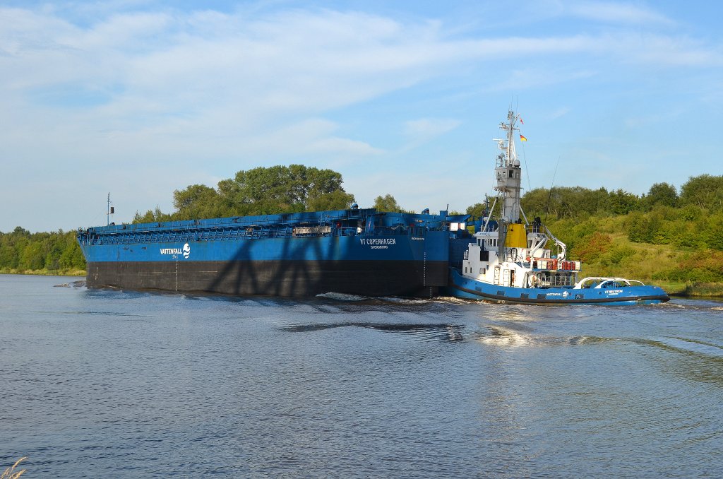 Barge VT Copenhagen mit Schlepper VT Neutron im Nord-Ostsee-Kanal bei Grnental am 09.09.12