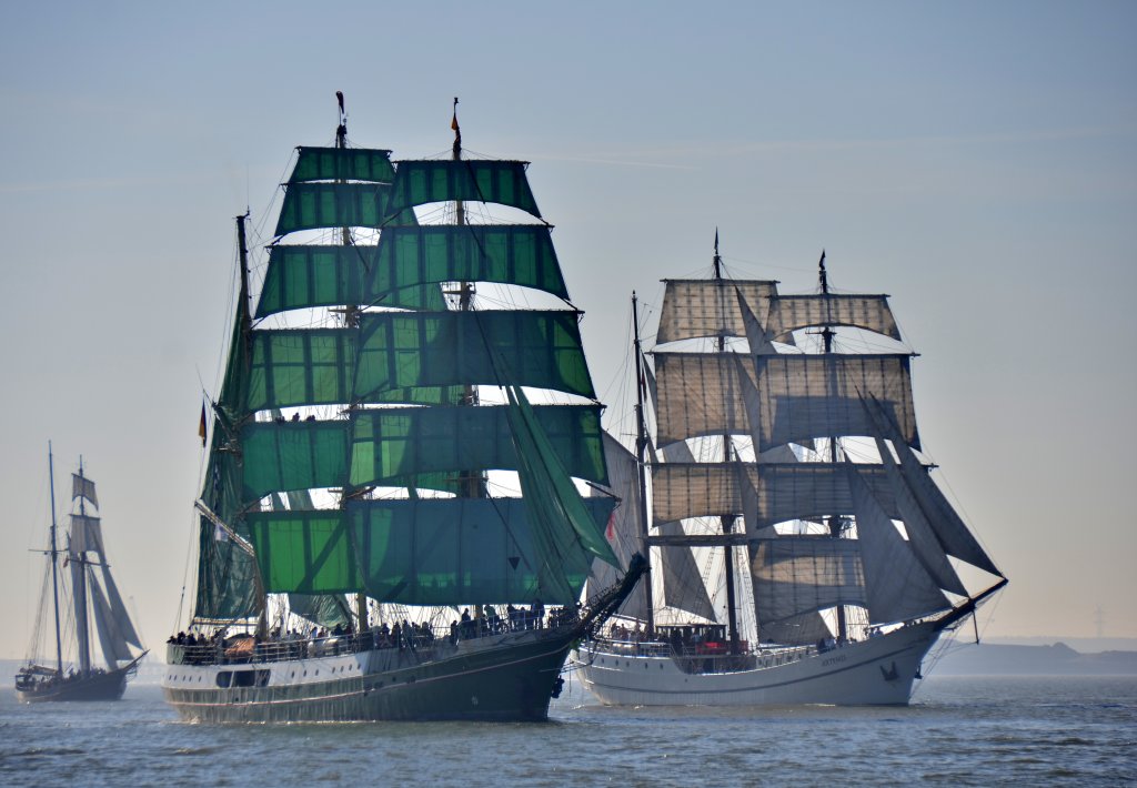 Bark S/V Alexander von Humboldt auf ihrem letzten Trn auf der Jade als Teilnehmerin am 10. Jade-Weserport-Cup (30.9-3.10.2011 in Wilhelmshaven

Am gleichen Wochenende machte ihre Nachfolgerin die ebenfalls Bark getakelte S/V Alexander von Humboldt II Probe- und Schulungsfahrten fr die Besatzung von Bremerhaven aus in die Nordsse. Angeblich soll es fr die alte  Alex  einen Kaufinteressenten aus Sdamerika geben....
Techn.Daten der  Alex 
Flagge Deutschland Deutschland
Schiffstyp Feuerschiff
Auxiliarsegler
Bauwerft AG Weser, Bremen
Baunummer 155
Stapellauf 10. September 1906
Umbau 1988 zum Segelschulschiff
Schiffsmae und Besatzung
Lnge
62,55 m (La)
46,6 m (Lpp)
Breite 8,02 m
Tiefgang max. 4,88 m
Verdrngung 829 t
Vermessung 396 BRZ

Besatzung 60 Mann
Maschine
Maschine MAN-Diesel
Maschinen-
leistung 510 PS (375 kW)
Takelung und Rigg
Takelung Bark
Anzahl Masten 3
Anzahl Segel 25
Segelflche 1.035 m


Bei dem anderen Schiff handelt es sich um die Bark S/V Artemis einem ehemaligen Walfnger
Schiffstyp: Bark
Heimathafen/Flagge: Niederlande
Lnge: 60,00 m
Breite: 7,01 m
Tiefgang: 3,50 m
Segelflche: 1050 m
Hauptmotor: 550 PS