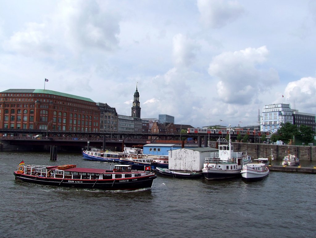 Barkasse HANSA-III mit dem Baujahr von 1942 tmpelt mit ein paar Passagieren im Bereich der Hamburger Speicherstadt ;090902