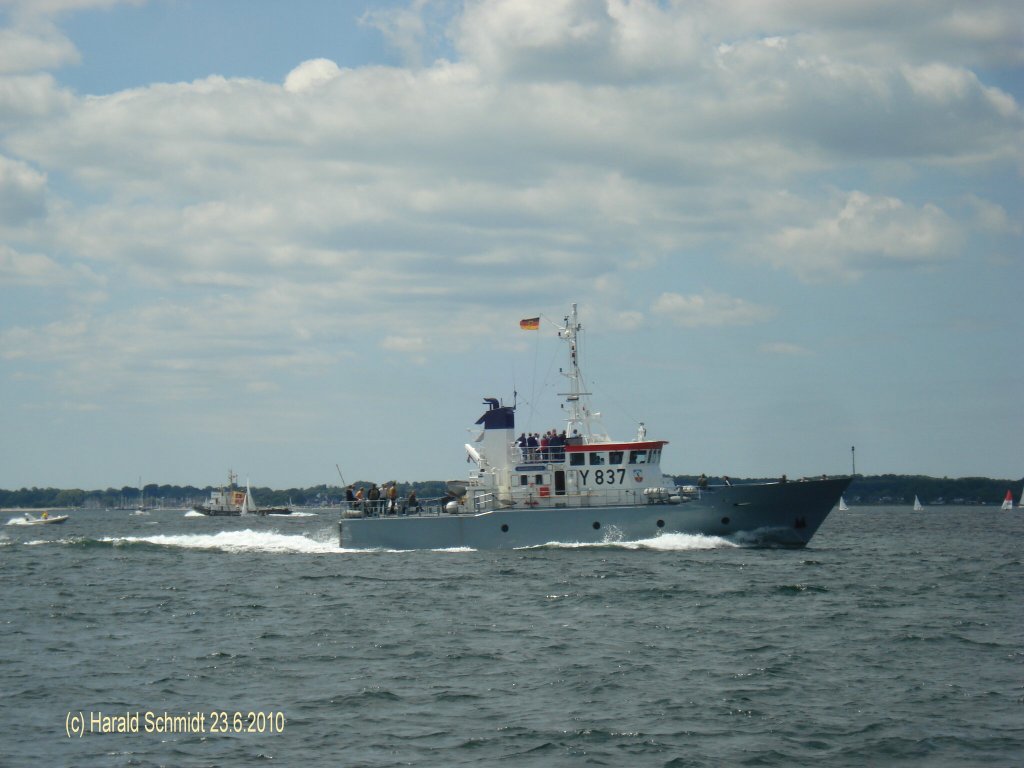 BAUMHOLDER (Y 837) am 23.6.2010 auf der Kieler Frde
Sicherungsboot Klasse 905 / La 28.7 m, B 6,5 m,  / 2 KHD Diesel je 755 kW. 2 Propeller, 18 kn / 1994 bei Lrssen, Vegesack und Krgler, Rendsburg / 
