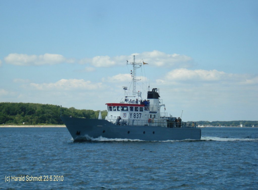 BAUMHOLDER (Y 837) am 23.6.2010 auf der Kieler Frde
Sicherungsboot Klasse 905 / La 28.7 m, B 6,5 m,  / 2 KHD Diesel je 755 kW. 2 Propeller, 18 kn / 1994 bei Lrssen, Vegesack und Krgler, Rendsburg / 
