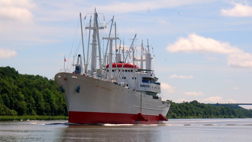 Beeindruckende Begegnung auf dem Nord-Ostsee Kanal
Musumschiff Cap San Diego
am 26.6.2011 ca 14.40 Uhr im o.g. Kanal auf dem Weg nach Kiel Holtenau
Aufgenommen von Bord des Traditionschiffe   Nordwind  des Deutschen Marinemuseums Wilhelmshaven