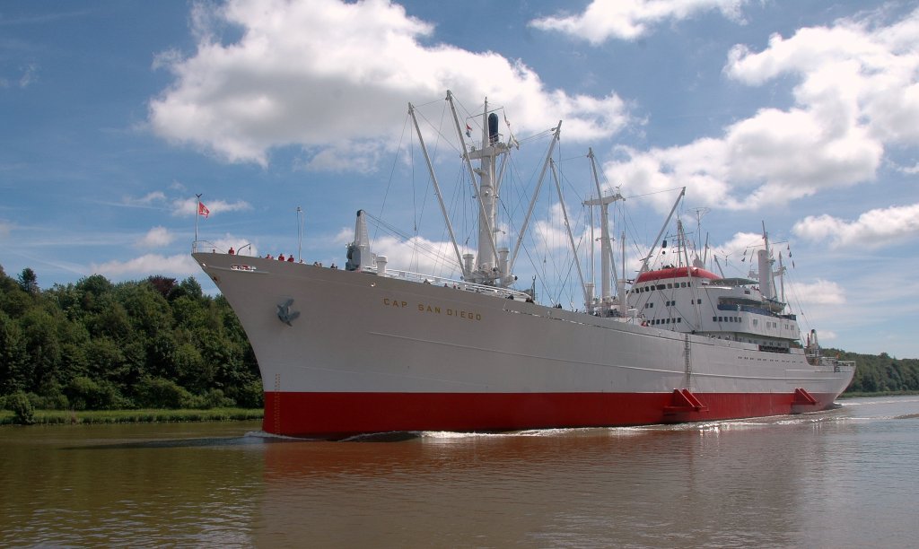 Beeindruckende Begegnung auf dem Nord-Ostsee Kanal
Musumschiff Cap San Diego
am 26.6.2011 ca 14.40 Uhr im o.g. Kanal auf dem Weg nach Kiel Holtenau
Aufgenommen von Bord des Traditionschiffe   Nordwind  des Deutschen Marinemuseums Wilhelmshaven