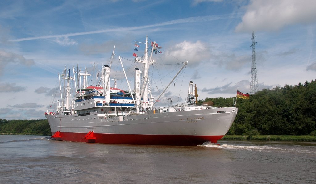 Beeindruckende Begegnung auf dem Nord-Ostsee Kanal Musumschiff Cap San Diego am 26.6.2011 ca 14.40 Uhr im o.g. Kanal auf dem Weg nach Kiel Holtenau Aufgenommen von Bord des Traditionschiffe   Nordwind  des Deutschen Marinemuseums Wilhelmshaven. Man beachte die massiven Stahltrger mit denen das Schiff an seinem angestammten Museums-Liegeplatz in Hamburg
fest gemacht wird