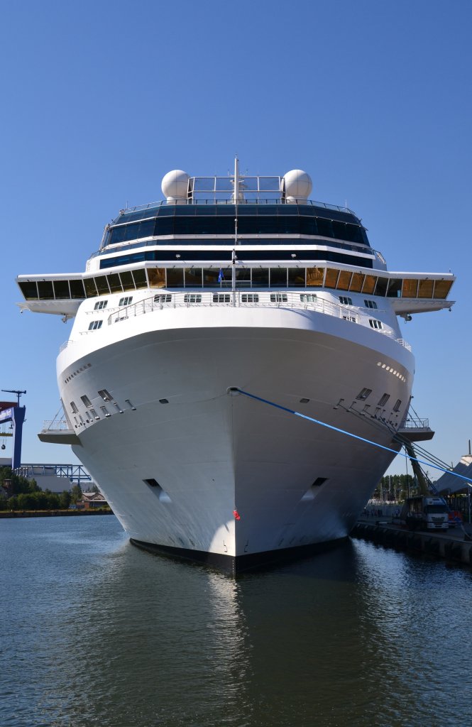 Beeindruckende Frontansicht der 314 Meter langen  Celebrity Eclipse , die hier an Pier 8 des Warnemnder Cruise Centers festgemacht hat. 24.07.12