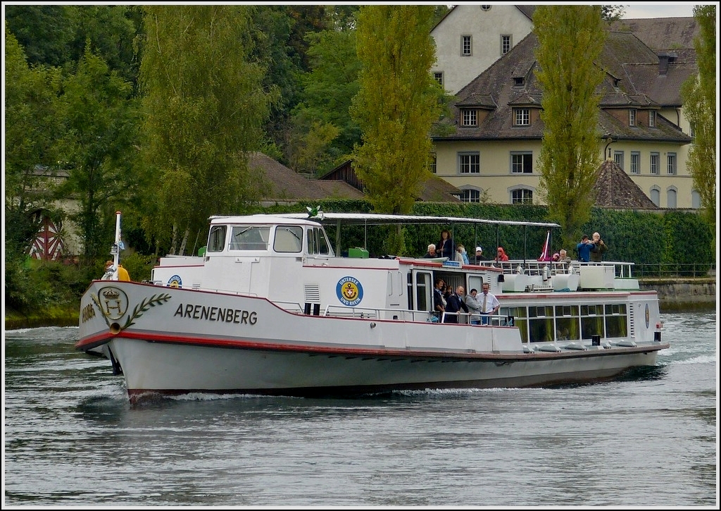 Begegnung auf dem Rhein mit der MS  Arnenberg , der Schiffahrtgesellschaft Untersee und Rhein, whrend einer Schiffsfahrt von Konstanz ber den Untersee und dem Rhein nach Schaffhausen. 13.09.2012