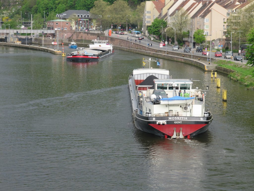 Begegnung zwischen den Frachtschiffen  Stadt Heilbronn  und  Moskita  am 15.04.2011 an der Schleuse in Heidelberg.