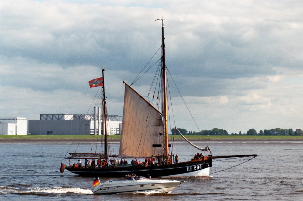 Begenung einer Motoryacht und eines Fischkutters auf der Elbe in Hamburg