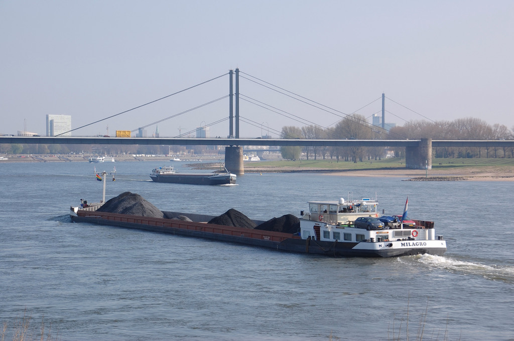 Bei Dsseldorf Golzheim ist die niederlndische MS Milargo stromaufwrts fahrend, mit reichlich Kohle an Bord zu sehen....6.April 2012