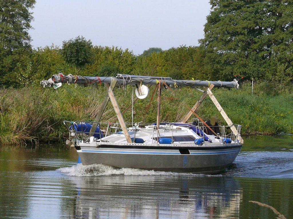 Bei einem Kielboot wie  Hoppetosse  ist es mit zustzlichem Aufwand verbunden, den gelegten Mast zu transportieren. Elbe-Lbeck-Kanal, 04.10.2010

