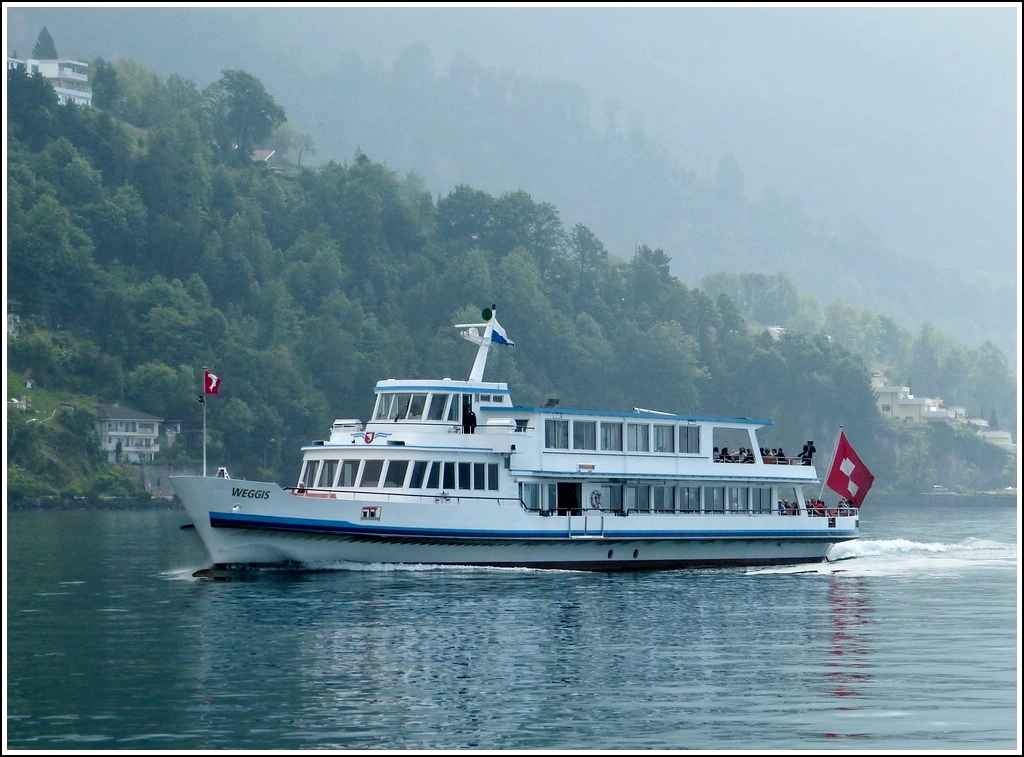 Bei einem Schiffsausflug auf dem Vierwaldstttersee, am 24.05.2012, habe ich das Schifff  WEGGIS  im Bild festgehalten. Schiffsdaten: Gebaut von der Doggendorfer Werft, BJ 1990,Umgebaut 1999; L 48,2m; B 9,7m; Leistung 710 Ps, 26Km/h, Platz fr 400 Personen,  