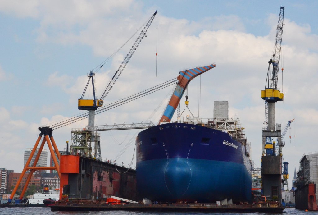Bei der F.P.S.O.  EnQuest Producer  handelt es sich um ein 248 Meter langes Tankschiff, das 1983 an die Reederei Maersk abgeliefert und inzwischen umgebaut wurde. F.P.S.O. steht fr  Floating Production Storgage and Offloading  und bedeutet, dass es sich um ein schwimmendes Fahrzeug zur Frderung, Lagerung und Verladung von Erdl und Erdgas handelt. Im Trocken-Dock gesehen am 05.05.2013 in Hamburg.