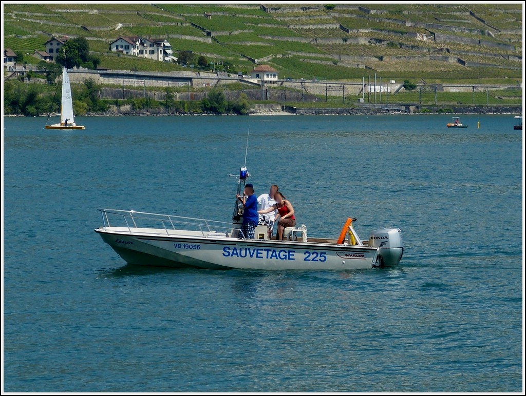 Bei guten Wetter men die Rettungsschwimmer die Badegste gut im Auge behalten, wie hier nicht weit vom Ufer am Genfersee.  26.05.2012 