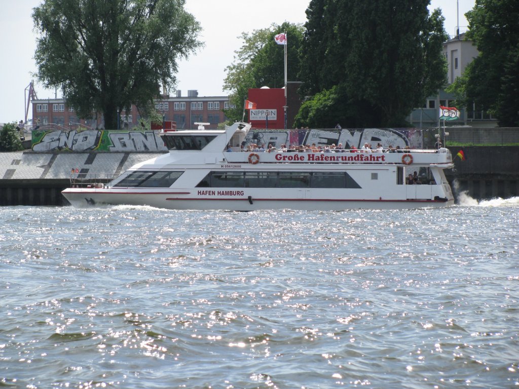 Bei einer Hafenrundfahrt in Hamburg begegnete ich dieses Motorboot  HAFEN HAMBURG, Hamburg 26.05.2011