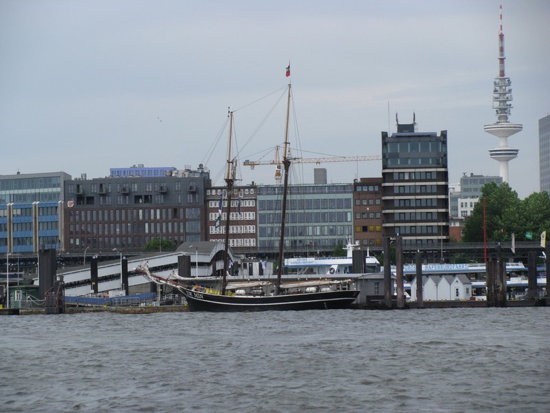 Bei einer Hafenrundfahrt in Hamburg lichtete ich die Zweimastbark  IDE MIN  ab, Hamburg 26.05.2011