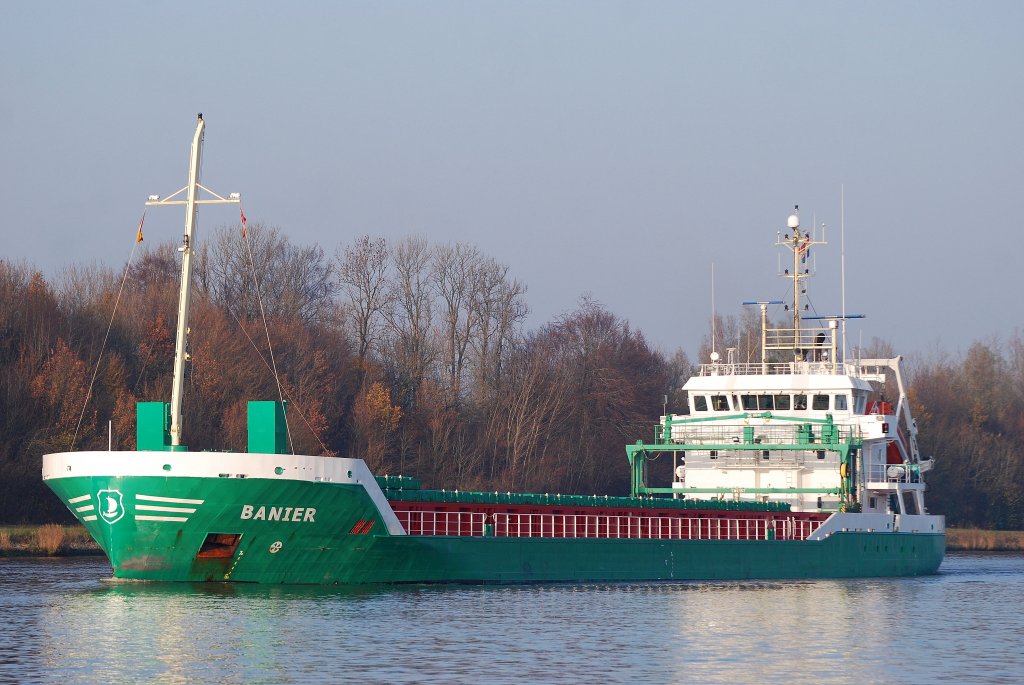 Bei herrlichem Herbst Wetter kommt am 12.11.11 die Banier IMO-Nummer:9467172 Flagge:Niederlande Länge:95.0m Breite:14.0m Baujahr:2009 Bauweft:Hexing Shipbuilding&Repair Yard,Wenling China durch den Nord-Ostsee-Kanal hier erwischt zwischen Grünental und Fischerhütte.