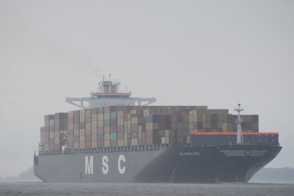 Bei starkem Regen kommt am 06.06.11 die MSC Madeleine IMO-Nummer:9305702 Flagge:Panama Lnge:348.0m Breite:43.0m Baujahr:2006 Bauwerft:Hyundai Heavy Industries,Ulsan Sdkorea nach Hamburg aufgenommen bei Lhe.