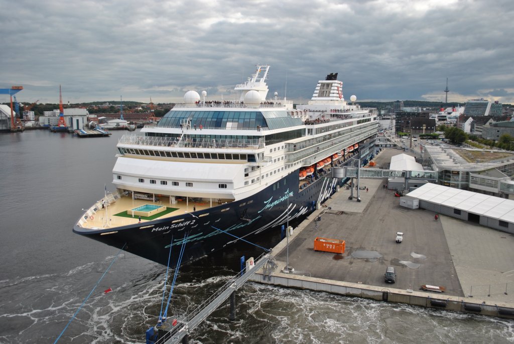 Beim Ablegen am 01.09.2011 im Hafen von Kiel liegt neben der Costa  Pacifica  das TUI  Mein Schiff 2 