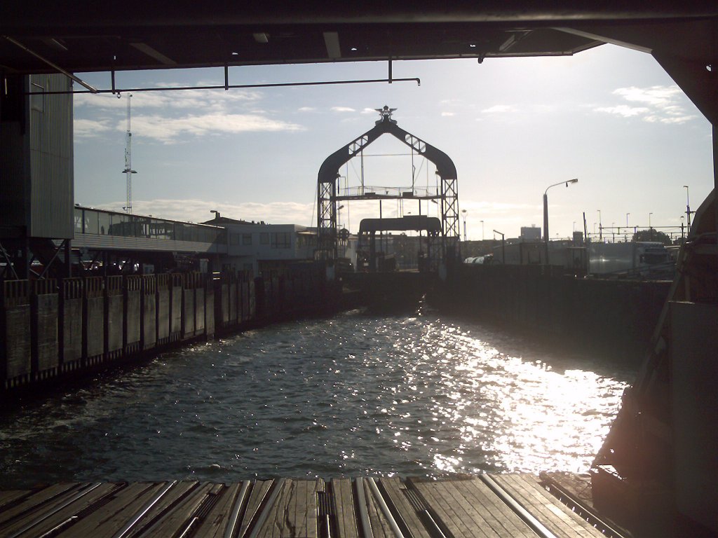 BEIM ANLEGEN DES FHRSCHIFFES SASSNITZ  IM HAFEN VON TRELLBORG AN EINEM HERLICHEN MORGEN IM SOMMER 2009