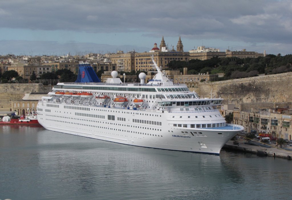 Beim Einlaufen in den Hafen von Valletta ist die   Louis Majesty   ein 207 m langes Schiff (ehemals ein Schiff der NCL Reederei ) schon angedockt.