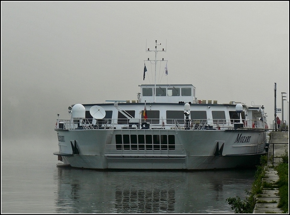 Beim Morgenspaziergang am 12.09.2010, an der Donau in Passau ist mir dieses Schiff, die MS  MOZART   an der Kaimauer aufgefallen. Es ist das grsste Binnenkreuzfahrtschiff Europas und soll sehr luxuris ausgestattet sein. Das Schiff ist ein Semikatamaranund wird berwiegend fr Kreutzfahrten zwischen Passau und Budapest eingesetzt.
Schiffsdaten, BJ 1987, L 120,60m, B 22,85 m und hat 2 Motoren mit je 1185 kw (872 PS). 